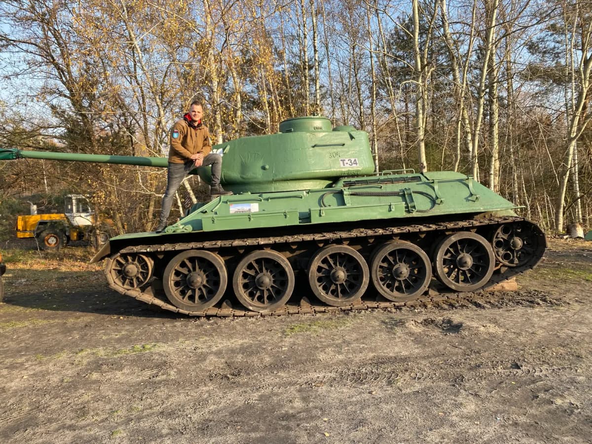 Czołg T-34 na imprezie klubowej