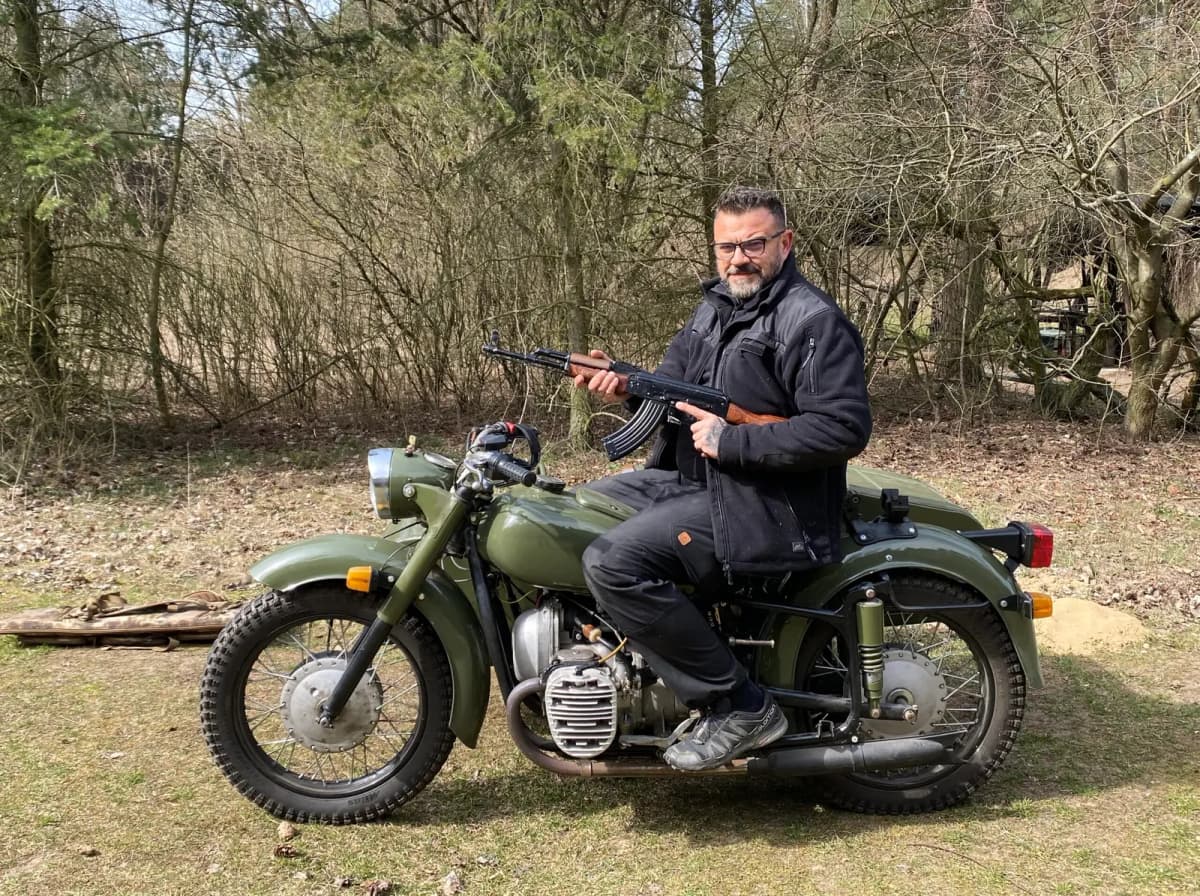 Motocykl z koszem na imprezie klubowej